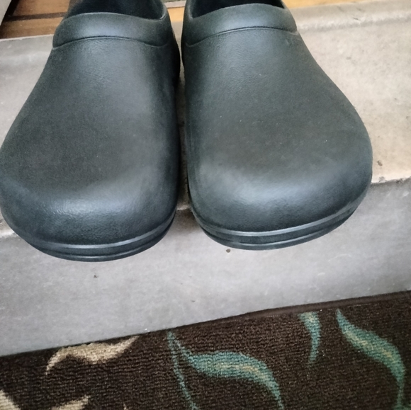 Unisex Crocs - Picture 10 of 10